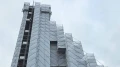 Biała siatka przeciwpyłowa HDPE 130 g/m² na rusztowania i ogrodzenia