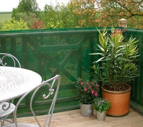 balkon osłonięty siatką UV
