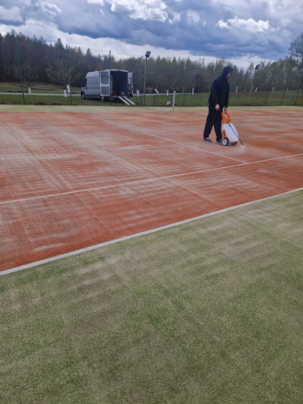 Aplikacja preparatu AlgoClear na korcie